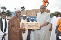 Ramadan 2012 à abobo : Le Ministre Adama Toungara offre du sucre aux Imams